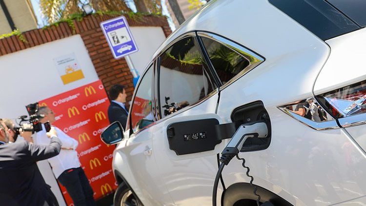 Comienza a extenderse la red de estaciones de carga para autos eléctricos en el país