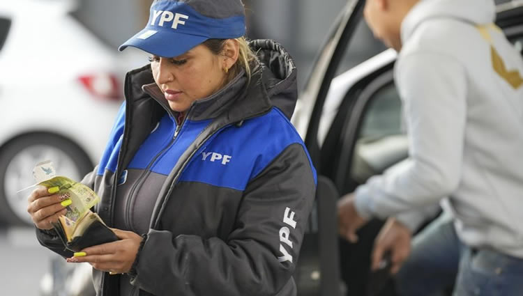 Diputados quieren reducir los impuestos a los combustibles por considerarlos distorsivos