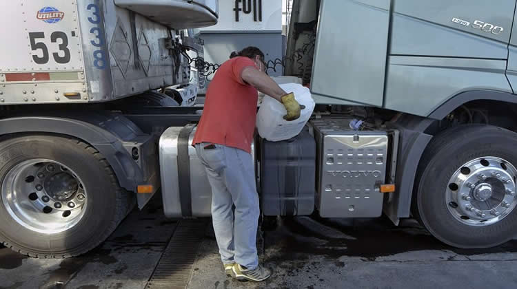 Ante el aumento de demanda de combustible en recipientes externos, sugieren repasar las normativas para evitar sanciones