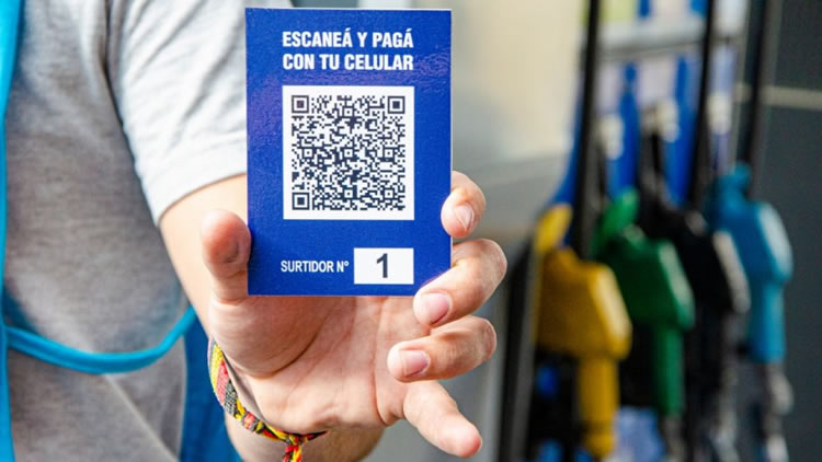 Pese a las protestas del sector estacionero, los códigos QR ya no están en las islas de carga de combustibles