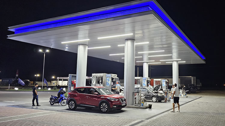 Recomiendan ahorrar dinero y espacio en Estaciones de Servicio con luces de emergencia integradas a luminarias